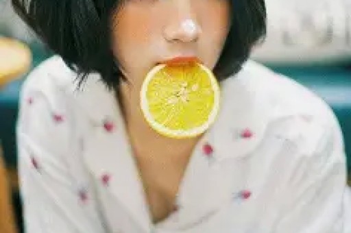 大瓜！曝某95后顶流女星自称是合作男演员的女友对方受不了死缠烂打拉黑了她